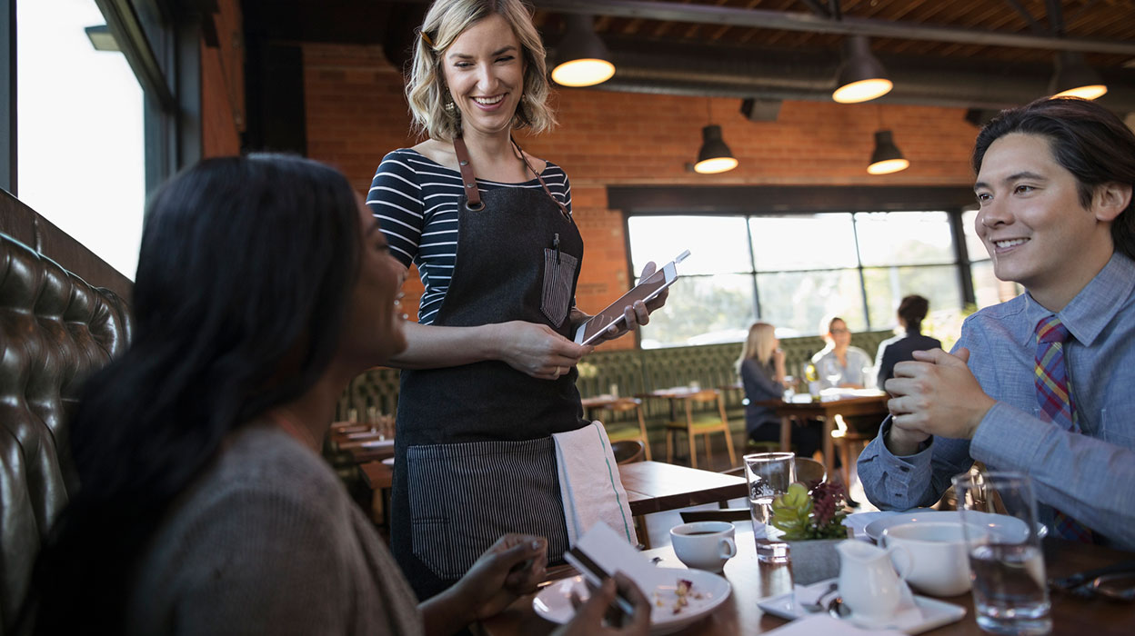 Par conséquent, tout semble naturel et les porteurs entendent ce qui compte pour eux dans toutes les situations. Lorsque vous dînez avec des amis, par exemple, Signia Xperience peut rendre le son émis par vos interlocuteurs et la musique de fond du restaurant limpide et ce, en parfaite harmonie. Et si un serveur s&#8217;approche par derrière et vous demande si tout est à votre goût, les aides auditives détecteront et traiteront ce signal vocal important, tout en gardant en bruit de fond tous les autres sons (musique du restaurant, la voix des autres clients&#8230;) qui vous entourent.